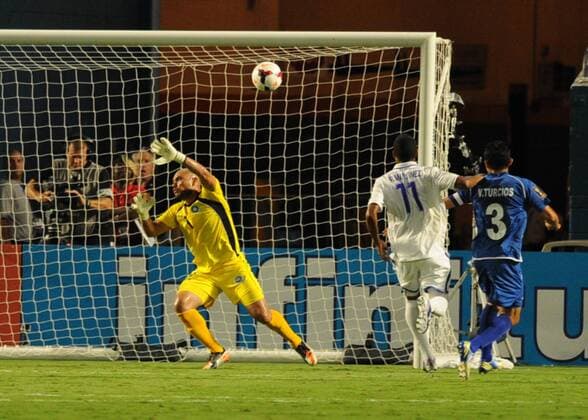 July 12, 2013: Salvadors goaly Dagoberto Portillo Gamero (1) in action during the Honduras v Salvador in the CONCACAF Gold Cup Game at Sun Life Stadium in Miami Gardens, Florida. SOCCER: JUL 12 CONCACAF Gold Cup - Honduras v El Salvador Icon130712005 EDITORIAL USE ONLY