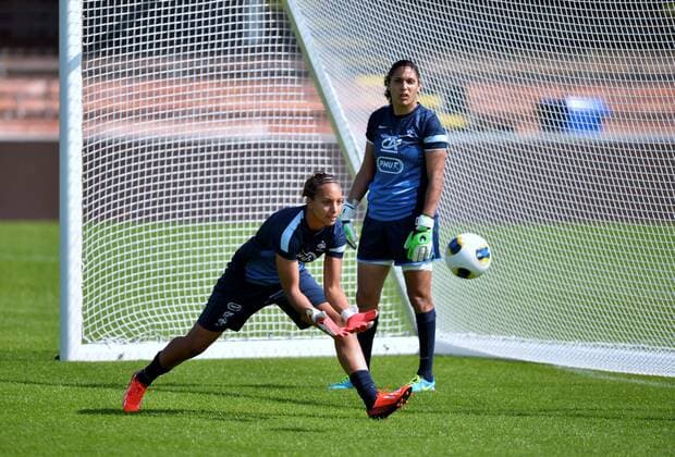 Sarah Bouhaddi - Karima Benameur FOOTBALL : Entrainement Equipe de France - UEFA Euro Feminin - 13 07 2013 AnthonyBIBARD FEP Panoramic 