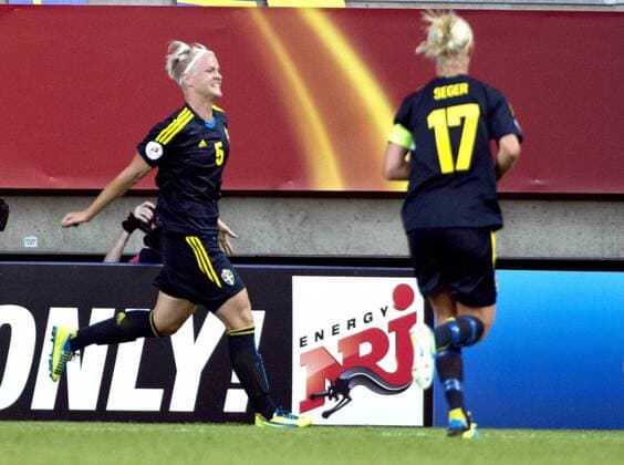 Sweden Göteborg 2013 07 13 UEFA Womens Euro 2013 Finland(FIN) vs SWEDEN(SWE) Nilla Fischer 1-0 - Caroline Seger KP031002 