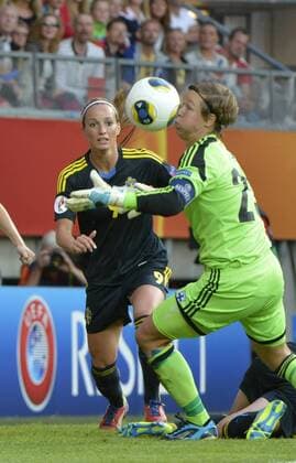 Sweden Göteborg 2013 07 13 fotball UEFA Womens Euro 2013 Finland vs Sweden Kosovare Asllani ( SWE ) Tinja-Rikka korpela ( FIN ) KP031002 