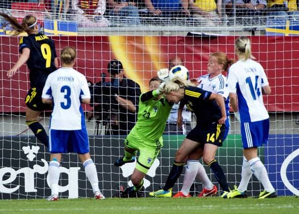 Sweden Göteborg 2013 07 13 UEFA Womens Euro 2013 Finland(FIN) vs SWEDEN(SWE) Kosovare Asllani (L) 3-0 Torfrau Tinja-Riikka Korpela . KP031002 