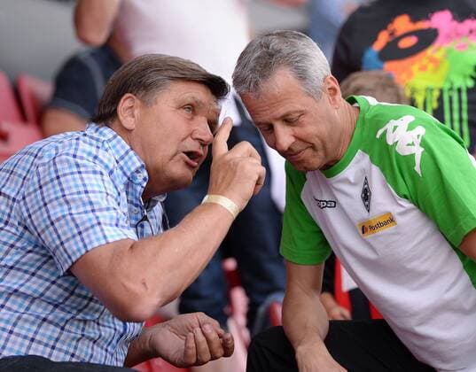 FUSSBALL 1. Bundesliga 2013 2014 Testspiel FC Ingolstadt 04 - Borussia Mönchengladbach 13.07.2013 Präsidiumsmitglied Hans Meyer (li, Borussia Mönchengladbach) im Gespräch mit Trainer Lucien Favre (Borussia Mönchengladbach) 