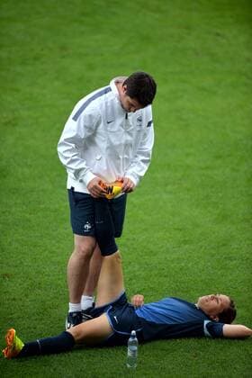 Daniel Bontems (osteopathe) - Camille Abily FOOTBALL : Training Frankreich - 14 07 2013 AnthonyBIBARD FEP Panoramic 