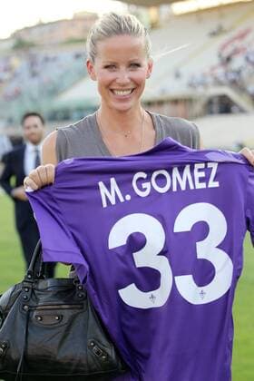 Mario Gomez wird beim AC Florenz als Neuzugang präsentiert - Freundin Carina Wanzung ist dabei lucaxpagliaricci