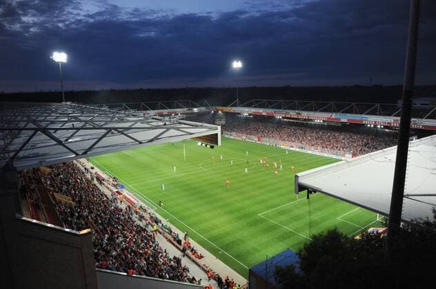 Fussball, Herren, Saison 2013 2014, Eröffnung der Haupttribüne im Stadion An der Alten Försterei beim Testspiel 1. FC Union Berlin - Celtic Glasgow, mit einem Kran konnten Zuschauer die Draufsicht genießen, 12.07. 2013,