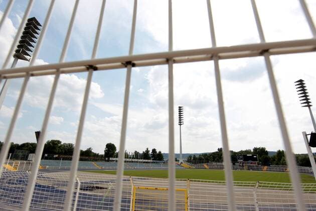 GER, Regionalliga Nordost, FC Carl Zeiss Jena - Stadion - Flutlichtmasten 17.07.13, Jena, Ernst-Abbe-Sportfeld, GER, NOFV, Regionalliga Nordost, FC Carl Zeiss Jena die Flutlichtmasten im EAS rosten nach dem Hochwasser im Juni 2013 und müssen abgebaut werden, die Sicherheit ist gefährdet, das Gelände gesperrt