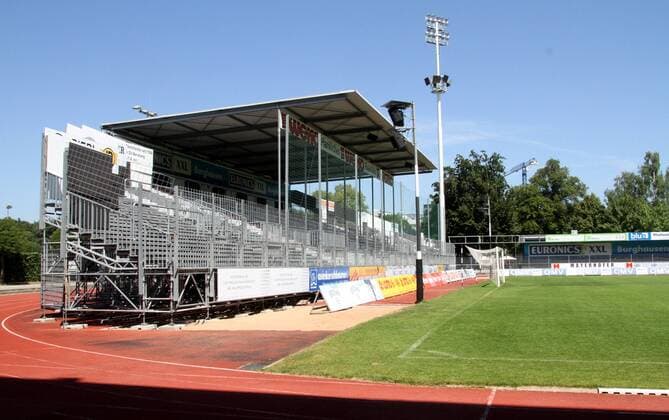 Fußball, Stadiongeschichte Wacker Burghausen Wacker Arena in Burghausen) Fussball 3. Liga Burghausen 17.07.2013 SV Wacker Burghausen - Training