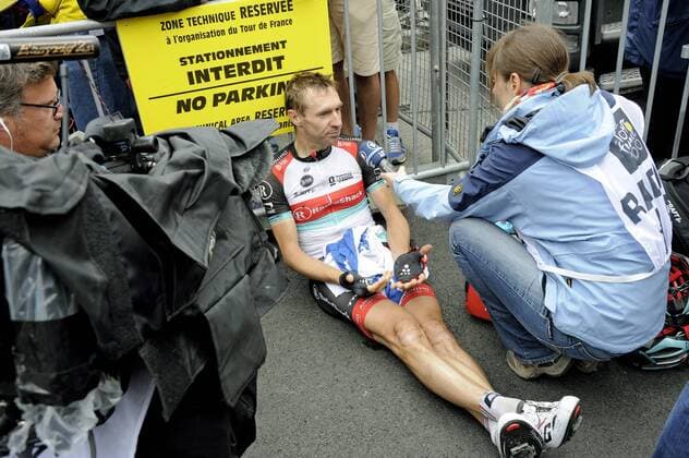 Jens VOIGT ( GER RadioShack - Leopard ) sitzt nach langer Flucht erschöpft auf dem Boden und wird interviewt - Aktion - quer - Event: Tour de France - Frankreich Rundfahrt 2013 - 18.Etappe: Gap nach Alpe d Huez 172.5 km - Location: Frankreich - Europa - Datum: 18.07.2013