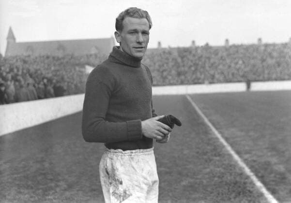 Football - 1949 1950 First Division - Everton 3 Manchester City 1 City goalkeeper Bert Trautmann at Goodison Park. 
