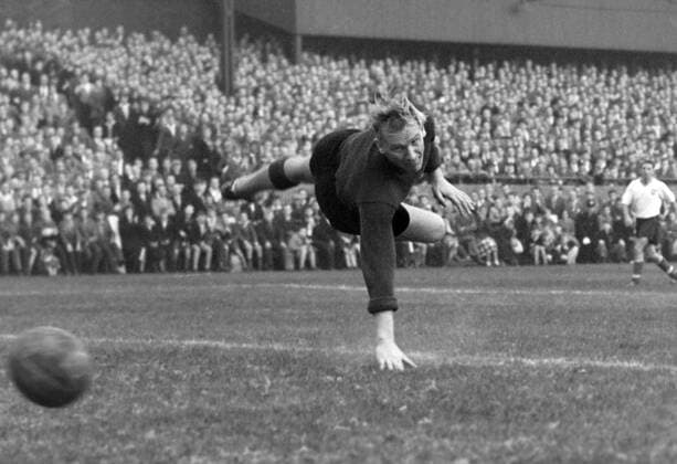 Football - 1959 1960 First Division - Preston North End 1 Manchester City 5 City goalkeeper Bert Trautmann at Deepdale. 
