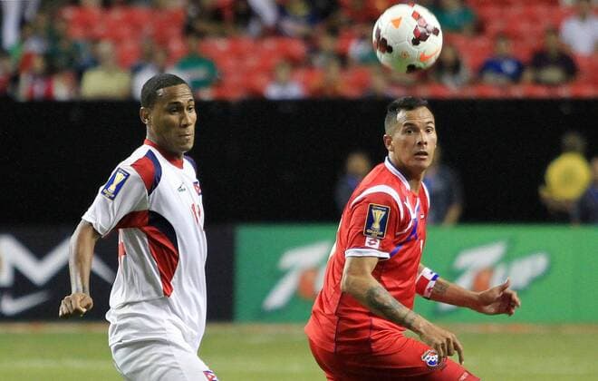 ATLANTA, July 20, 2013 - Blas Perez (R) of Panama vies for the ball with Ariel Martinez of Cuba during the Gold Cup 2013 quarterfinals match in the Georgia Dome Stadium in Atlanta, the United States, on July 20, 2013. (Xinhua Alfredo Lopez Jam Media) (rt) (SP)US-ATLANTA-SOCCER-GOLD CUP-PANAMA VS CUBA 