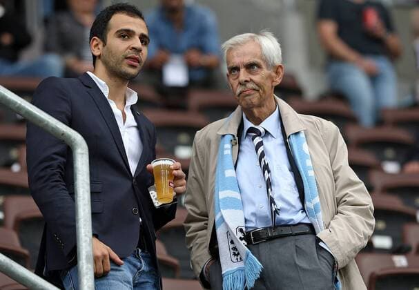 19.07.2013, Fussball 2.Bundesliga 2013 14, 1.Spieltag, FC St. Pauli - TSV 1860 München, im Millerntor-Stadion Hamburg, Ex-Präsident Dieter Schneider (re., 1860 München) mit Ismaik-Cousin Noor Basha (li).