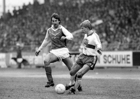 Uwe Reinders (SV Werder Bremen, li.) gegen Bernd Förster (VfB Stuttgart)