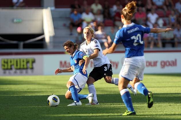 21.07.2013, xfsx, Frauen Europameisterschaft 2013, Viertelfinale, Deutschland - Italien, v.l. Patrizia Panico (Italien) im Zweikampf, Duell, duel, tackle mit Saskia Bartusiak (Deutschland)