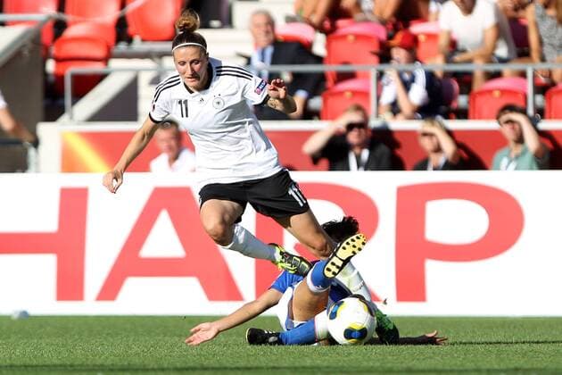 21.07.2013, xfsx, Frauen Europameisterschaft 2013, Viertelfinale, Deutschland - Italien, v.l. Anja Mittag (Deutschland) im Zweikampf, Duell, duel, tackle mit Elisa Bartoli (Italien)