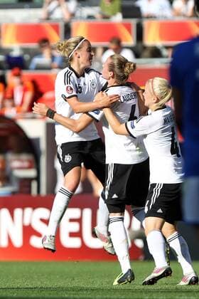 21.07.2013, xfsx, Frauen Europameisterschaft 2013, Viertelfinale, Deutschland - Italien, v.l. Jennifer Cramer (Deutschland), Simone Laudehr (Deutschland), Leonie Maier (Deutschland) mit Torjubel, celebrate the goal, goal celebration, Jubel über das Tor zum 1:0
