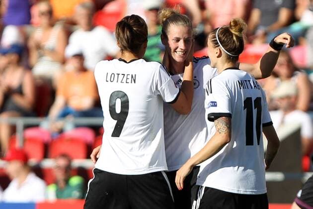 21.07.2013, xfsx, Frauen Europameisterschaft 2013, Viertelfinale, Deutschland - Italien, v.l. Lena Lotzen (Deutschland), Simone Laudehr (Deutschland), Anja Mittag (Deutschland) mit Torjubel, celebrate the goal, goal celebration, Jubel über das Tor zum 1:0