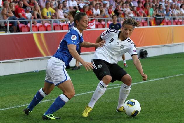 21.07.2013, xfsx, Frauen Europameisterschaft 2013, Viertelfinale, Deutschland - Italien, v.l. Raffaella Manieri (Italien) im Zweikampf, Duell, duel, tackle mitLena Lotzen (Deutschland)