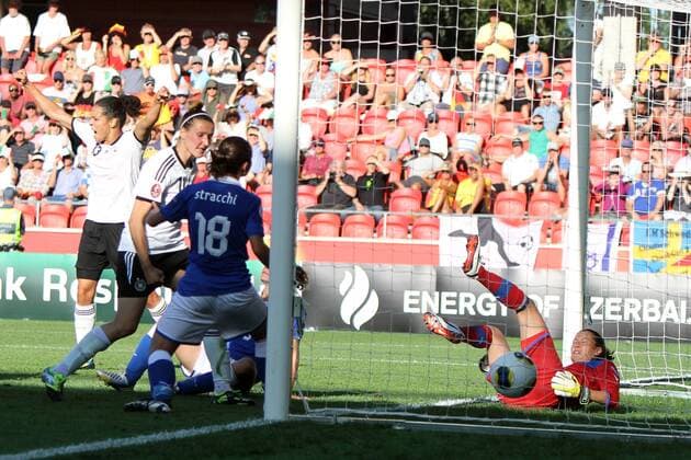 21.07.2013, xfsx, Frauen Europameisterschaft 2013, Viertelfinale, Deutschland - Italien, v.l. Tor zum 1:0, Celia Okoyino da Mbabi (Deutschland), Anja Mittag (Deutschland), Daniela Stracchi (Italien), Chiara Marchitelli (Italien)