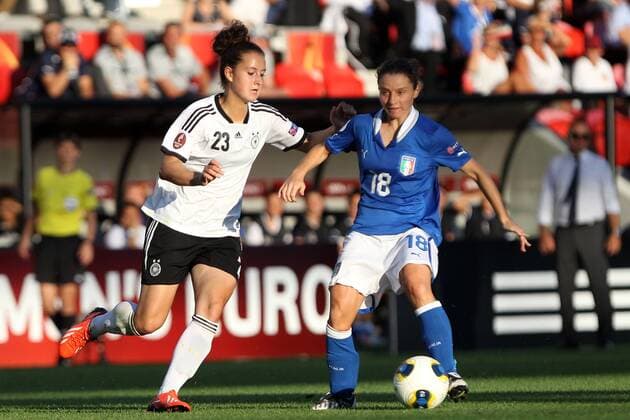 21.07.2013, xfsx, Frauen Europameisterschaft 2013, Viertelfinale, Deutschland - Italien, v.l. Sara Däbritz (Deutschland) im Zweikampf, Duell, duel, tackle mit Daniela Stracchi (Italien)