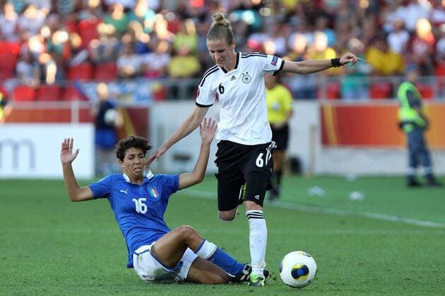 21.07.2013, xfsx, Frauen Europameisterschaft 2013, Viertelfinale, Deutschland - Italien, v.l. Elisa Bartoli (Italien) im Zweikampf, Duell, duel, tackle mit Simone Laudehr (Deutschland)