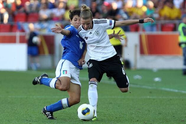 21.07.2013, xfsx, Frauen Europameisterschaft 2013, Viertelfinale, Deutschland - Italien, v.l. Elisa Bartoli (Italien) im Zweikampf, Duell, duel, tackle mit Simone Laudehr (Deutschland)