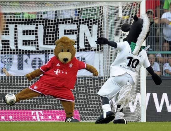 21.07.2013, Fussball 2013 2014, Telekom-Cup in Mönchengladbach, Borussia Mönchengladbach - FC Bayern München, Endspiel, Berni das Bayern Maskottchen klärt den Ball vor Jürgen dem Gladbacher Maskottchen