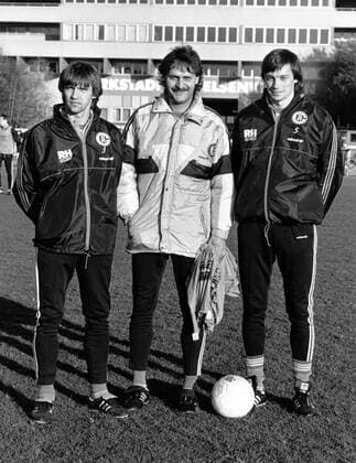 Trainer Peter Neururer (Mitte) mit Alexander Borodjuk und Vladimir Ljuti (alle FC Schalke 04)