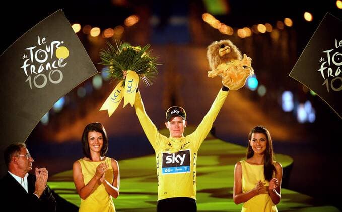 RADSPORT - Tour de France 2013 PARIS,FRANKREICH,21.JUL.13 - DIVERS, RADSPORT - Tour de France 2013, 21. Etappe, Versailles - Paris Champs-Elysees, Siegerehrung. Bild zeigt den Jubel von Chris Froome (GBR Sky). Keywords: Gelbes Trikot, Girls. 