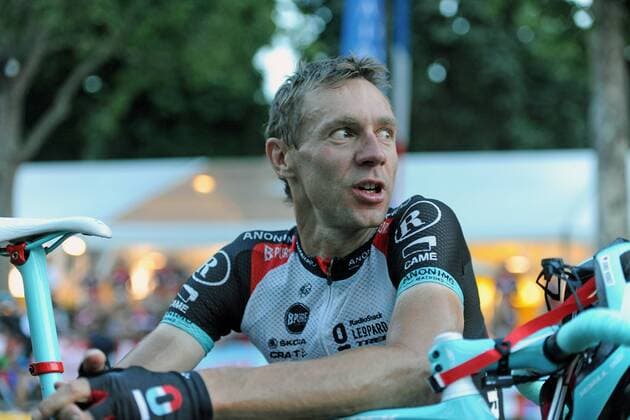 Jens VOIGT ( GER RadioShack - Leopard ) ist nach dem Rennen völlig erschöpft - Emotionen - Mimik - Gestik - Champs Elysees - Place de la Concorde - Aktion - quer - Event: 100. Tour de France - Frankreich Rundfahrt 2013 - 21.Etappe: Versailles nach Paris Champs Elysees 123.0 km - Location: Paris - Frankreich - Europa - Datum: 21.07.2013