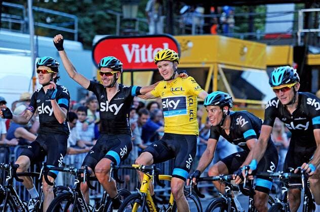 Das SKY Procycling Team - v.l.n.r. Geraint THOMAS - David LOPEZ - Christopher FROOME - Richie PORTE - Konstantin SIUTSOU - zelebriert auf dem Champs Elysees seinen Rundfahrtsieg mit dem Gesamtführenden Christopher FROOME ( mi. GBR ) - Gelbes Trikot - Maillot Jaune - Yellow Jersey - Podium - Freude - Jubel - Emotionen - Mimik - Gestik - Siegerehrung - Champs Elysees - Place de la Concorde - Aktion - quer - Event: 100. Tour de France - Frankreich Rundfahrt 2013 - 21.Etappe: Versailles nach Paris Champs Elysees 123.0 km - Location: Paris - Frankreich - Europa - Datum: 21.07.2013