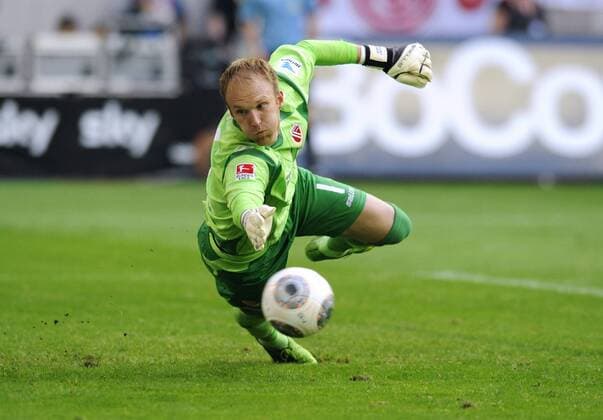 Fussball, 2. Bundesliga, Deutschland, Herren, Saison 2013 2014, 1. Spieltag, ESPRIT-Arena Düsseldorf: Fortuna Düsseldorf, F95 (rot) - Energie Cottbus (schwarz) 1:0; Robert Almer (Cottbus). Aktion, Einzelbild, Freisteller.