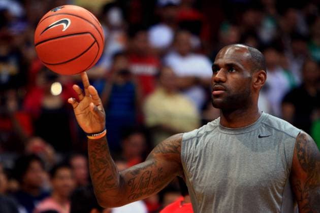 (130723) -- PASAY CITY, July 23, 2013 (Xinhua) -- NBA Basketball Herren USA player LeBron James spins a basketball on his finger during a basketball clinic in Pasay City, the Philippines, July 23, 2013. Lebron James is on a one-day visit to the Philippines. (Xinhua Rouelle Umali) (SP)PHILIPPINES-PASAY CITY-NBA-LEBRON JAMES 