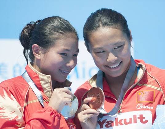 Gold medalist China s He Zi (L) and her compatriot bronze medalist Wang Han pose on the podium after the women s 1m springboard final at the 15th FINA World Championships in Barcelona, Spain on July 22, 2013. He Zi won the title with 307.10 points. (Xinhua Xie Haining) (SP)SPAIN-BARCELONA-DIVING-WORLD SWIMMING CHAMPIONSHIPS-WOMEN S 1M SPRINGBOARD 