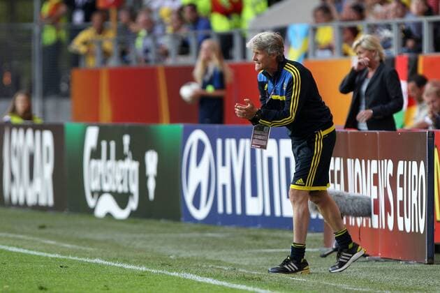 24.07.2013, xfsx, Frauen Europameisterschaft 2013, Halbfinale, Deutschland - Schweden, v.l. Trainerin Pia Sundhage (Schweden) gibt Anweisungen, gestikuliert, mit den Armen gestikulieren, gives instructions, gesticulat
