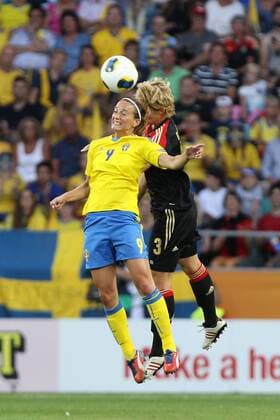 24.07.2013, xfsx, Frauen Europameisterschaft 2013, Halbfinale, Deutschland - Schweden, v.l. Kosovare Asllani (Schweden) im Zweikampf, Duell, duel, tackle mit Saskia Bartusiak (Deutschland)