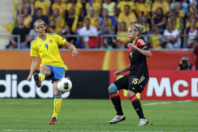 24.07.2013, xfsx, Frauen Europameisterschaft 2013, Halbfinale, Deutschland - Schweden, v.l. Kosovare Asllani (Schweden) im Zweikampf, Duell, duel, tackle mit Jennifer Cramer (Deutschland)
