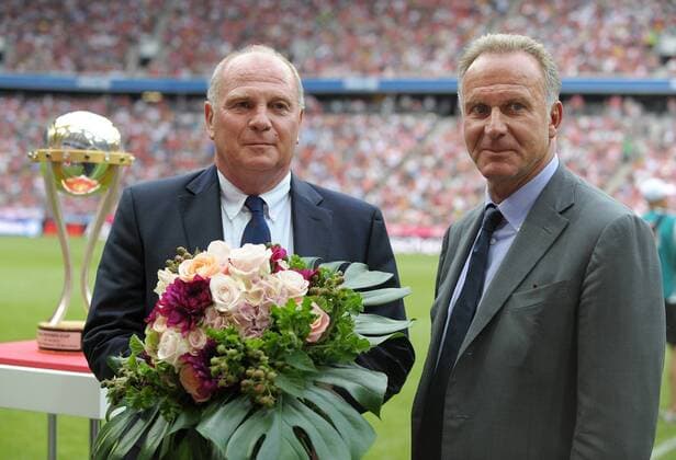 Fussball International UliHoeneß Cup Saison 2013 2014 FC BAYERN MÜNCHEN - FC Barcelona 24.07.2013 Präsident Uli Hoeness (li, FC BAYERN MÜNCHEN) bekommt von Vorstandsvorsitzender Karl Heinz Rummenigge (FC BAYERN MÜNCHEN) einen Blumenstrauss überreicht 