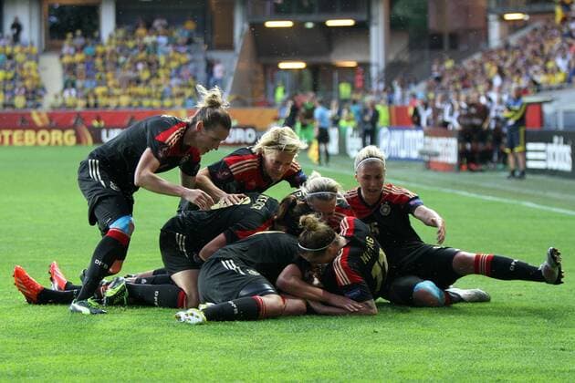 24.07.2013, xfsx, Frauen Europameisterschaft 2013, Halbfinale, Deutschland - Schweden, v.l. Deutsche Spielerinnen bejubeln das Tor zum 1:0