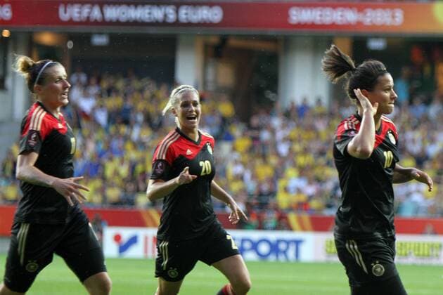24.07.2013, xfsx, Frauen Europameisterschaft 2013, Halbfinale, Deutschland - Schweden, v.l. Anja Mittag (Deutschland), Lena Gößling (Deutschland), Dzsenifer Marozsan (Deutschland) mit Torjubel, celebrate the goal, goal celebration, Jubel über das Tor zum 1:0