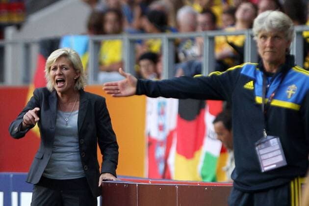 24.07.2013, xfsx, Frauen Europameisterschaft 2013, Halbfinale, Deutschland - Schweden, v.l. Trainerin Silvia Neid (Deutschland) gibt Anweisungen, gestikuliert, mit den Armen gestikulieren, gives instructions, gesticulate, Trainerin Pia Sundhage (Schweden) gibt Anweisungen, gestikuliert, mit den Armen gestikulieren, gives instructions, gesticulate