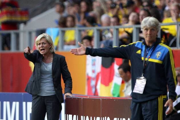 24.07.2013, xfsx, Frauen Europameisterschaft 2013, Halbfinale, Deutschland - Schweden, v.l. Trainerin Silvia Neid (Deutschland) gibt Anweisungen, gestikuliert, mit den Armen gestikulieren, gives instructions, gesticulate, Trainerin Pia Sundhage (Schweden) gibt Anweisungen, gestikuliert, mit den Armen gestikulieren, gives instructions, gesticulate