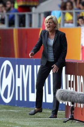 24.07.2013, xfsx, Frauen Europameisterschaft 2013, Halbfinale, Deutschland - Schweden, v.l. Trainerin Silvia Neid (Deutschland) gibt Anweisungen, gestikuliert, mit den Armen gestikulieren, gives instructions, gesticulate