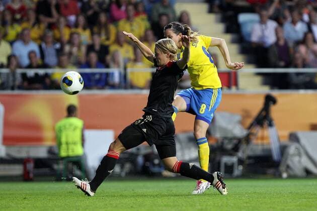 24.07.2013, xfsx, Frauen Europameisterschaft 2013, Halbfinale, Deutschland - Schweden, v.l. Saskia Bartusiak (Deutschland) im Zweikampf, Duell, duel, tackle mit Lotta Schelin (Schweden)