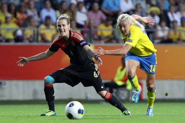 24.07.2013, xfsx, Frauen Europameisterschaft 2013, Halbfinale, Deutschland - Schweden, v.l. Simone Laudehr (Deutschland) im Zweikampf, Duell, duel, tackle mit Josefine Öqvist (Schweden)