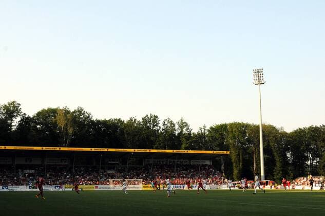 Fußball, Stadiongeschichte SG Sonnenhof Großaspach 13.07.2013, Großaspach, comtech-arena.Regionalliga Südwest Blick auf die gut gefüllten Tribünen der comtech-arena (Stadion)