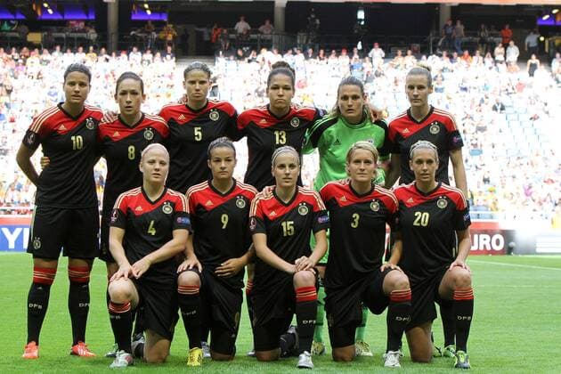 28.07.2013, xfsx, Fussball EM 2013 Finale, Deutschland - Teamfoto Deutschand: Hinten von links: Dzsenifer Marozsan (Deutschland), Nadine Keßler (Deutschland), Annike Krahn (Deutschland), Celia Okoyino da Mbabi (Deutschland), Nadine Angerer (Deutschland), Simone Laudehr (Deutschland). Vorne von links: Leonie Maier (Deutschland), Lena Lotzen (Deutschland), Jennifer Cramer (Deutschland), Saskia Bartusiak (Deutschland), Lena Goeßling (Deutschland)