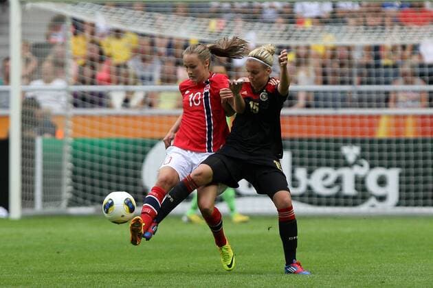 28.07.2013, xfsx, Fussball EM 2013 Finale, Deutschland - Norwegen, v.l. Caroline Graham Hansen (Norwegen) im Zweikampf, Duell, duel, tackle mit Jennifer Cramer (Deutschland)