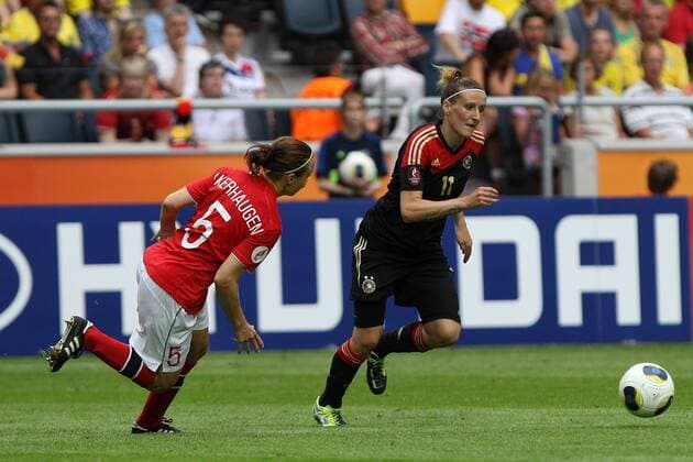 28.07.2013, xfsx, Fussball EM 2013 Finale, Deutschland - Norwegen, v.l. Toril Hetland Akerhaugen (Norwegen) im Zweikampf, Duell, duel, tackle mit Anja Mittag (Deutschland)