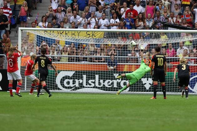 28.07.2013, xfsx, Fussball EM 2013 Finale, Deutschland - Norwegen, v.l. Solveig Gulbrandsen (Norwegen) scheitert beim Foulelfmeter an Nadine Angerer (Deutschland)